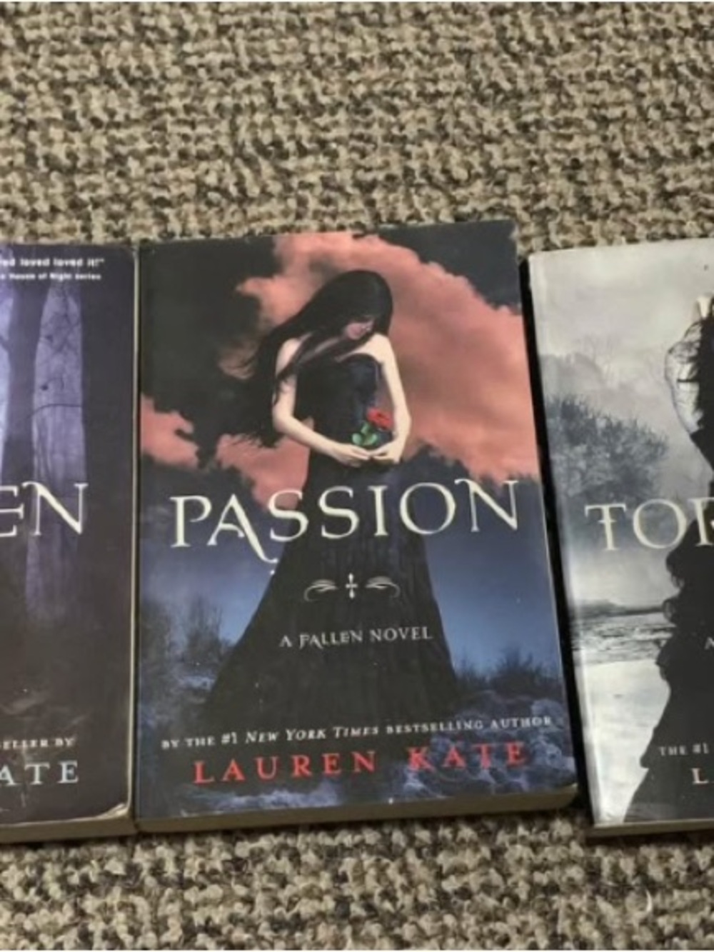 Book 1,2&3 fallen series by Lauren Kate - Paperback bundle of 3 for 20$